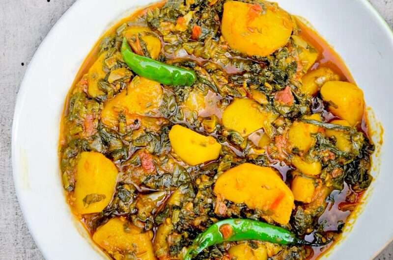Aloo Palak Recipe (Pakistani Classic)
