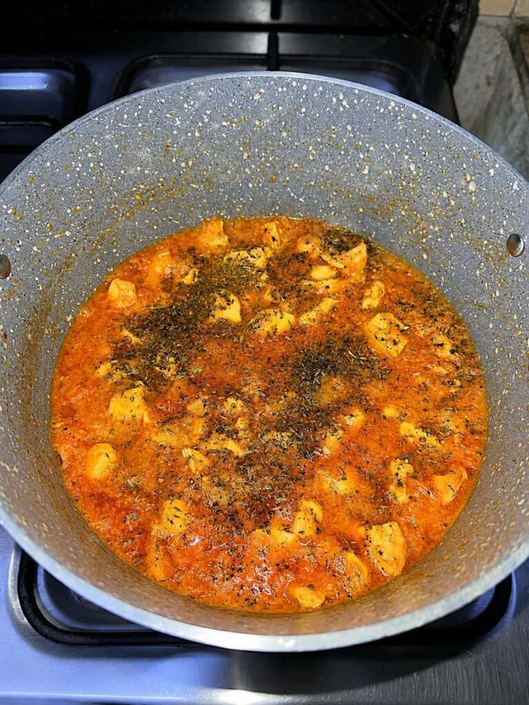 Chicken Curry Boneless garnished with grounded cumin seeds and black peppercorns